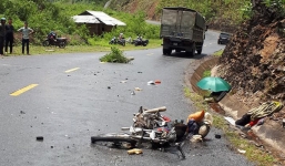 Va chạm xe tải, 2 vợ chồng tử vong thương tâm, con nhỏ nguy kịch