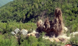 Nóng: Triều Tiên công bố hình ảnh phá hủy bãi thử hạt nhân