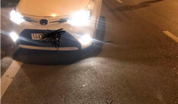 Hàng loạt những 'bông hoa sắt' có thể chọc thủng lốp ô tô xuất hiện trên đường khiến cánh tài xế hoang mang