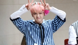 Sốc: Nam thần tượng Kpop cắt cổ tay, khóc lóc cầu cứu ngay trên sóng livestream