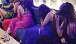 Đột kích nhà hàng ở quận 1, phát hiện hàng chục nữ tiếp viên đang múa thoát y phục vụ khách