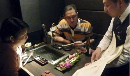 Nhật Bản: Gọi món đã lâu không thấy phục vụ mang ra, khách ghé mắt vào bếp xem thấy cảnh tượng hãi hùng