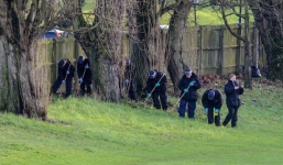 Nữ tiếp viên quán bar bị kẻ biến thái sát hại, khắc chữ lên ngực