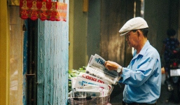 Người đàn ông giao báo bằng xe đạp cuối cùng ở Sài Gòn: Vội làm gì giữa cuộc đời hối hả