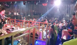 Đột kích quán bar ở trung tâm Sài Gòn, gần 100 dân chơi nghi phê ma túy