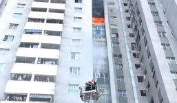 Cháy chung cư ở Hà Đông, kính vỡ rơi từ tầng 18 xuống đường