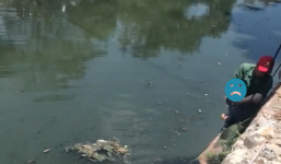 Hà Nội: Gieo mình xuống sông Sét tự tử nhưng được người dân cứu lên, cô gái bị choáng vì nước quá bẩn