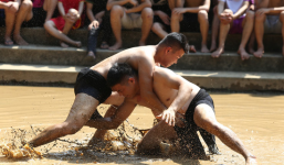 Thanh niên đóng khố, vật lộn trong bùn để tranh quả cầu nặng 20kg trong lễ hội 4 năm mới có một lần ở Bắc Giang