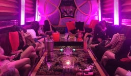 80 tiếp viên lưng trần vui vẻ cùng khách trong hai tụ điểm ăn chơi ở Sài Gòn