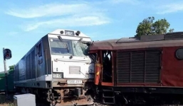 Ảnh hiện trường vụ 2 tàu hỏa tông trực diện vào nhau khi vào ga, nhiều toa tàu lật nghiêng