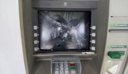 Người đàn ông Nga đập phá cây ATM lúc rạng sáng, bỏ xe máy chạy thoát thân khi thấy công an