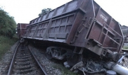 Đường sắt Bắc - Nam lại tắc nghẽn vì 2 toa tàu trật bánh, lật nghiêng ở Nghệ An