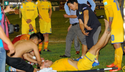 Sau pha va chạm nguy hiểm với trung vệ HAGL, cầu thủ SLNA nhập viện cấp cứu