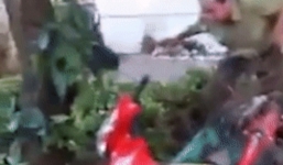 Xe máy chở hoa bị đổ ở trụ sở công an, nam thanh niên tố công an xã làm hỏng tài sản