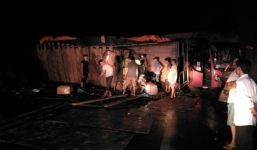 Tránh xe tải bị lật, xe khách chở 30 người lao vào vách núi