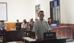 Bảo vệ trường học U80 dụ kẹo, dâm ô bé gái trong nhà vệ sinh lĩnh án 12 năm tù