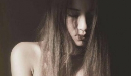 Tố họa sĩ nổi tiếng hiếp dâm, người mẫu Kim Phượng bị trầm cảm