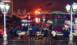 Người dân Đà Nẵng bỏ tiền triệu ngồi du thuyền thưởng lãm màn trình diễn tuyệt đẹp trong đêm thi thứ 2 của Lễ hội pháo hoa quốc tế