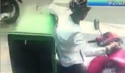 Clip 'thanh niên đi xe máy ăn trộm thùng rác' khiến dân mạng băn khoăn không biết trộm về để làm gì