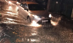 Hà Nội đang mưa lớn, nhiều tuyến phố ngập sâu