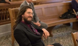 Hy hữu: Bố mẹ kiện con trai ra tòa vì không ra ở riêng