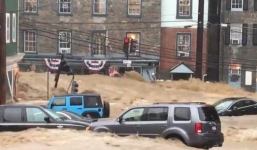 Mưa lớn, cả thành phố Mỹ bị nhấn chìm