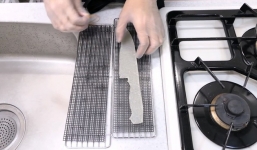 Youtuber Nhật Bản tiếp tục khiến Internet phát sốt vì chế ra miếng phồng tôm sắc nhất thế giới