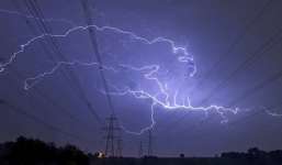 Bão lớn đổ bộ Anh Quốc, bầu trời London bị xẻ dọc bởi hơn 50.000 tia sét cực lớn