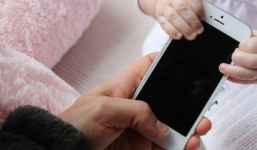 Bài văn 'Con ước gì mẹ không có điện thoại di động' của cậu bé lớp 2 gây xôn xao MXH quốc tế