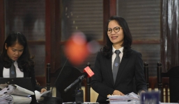 Nóng: Tòa xét xử BS Lương bất ngờ tuyên bố quay lại phần xét hỏi, luật sư nói có thể do chứng cứ về 'lỗi đánh máy' của Bộ Y tế