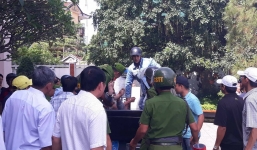 Nghẹt thở khống chế nam thanh niên cầm dao xông vào công ty khống chế nữ nhân viên ở Huế