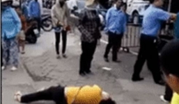 Chồng nhẫn tâm đánh vợ té ngã rồi đạp vào mặt ngay giữa chợ