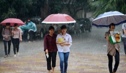 Đội mưa đưa con đi thi vào lớp 10: Lòng cha mẹ kể sao cho xiết