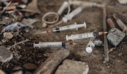 Ống kim tiêm còn dính máu tươi và rác thải bốc mùi hôi thối dưới gầm đường sắt trên cao Cát Linh - Hà Đông