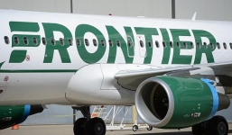 Máy bay hạ cánh khẩn cấp vì mùi lạ trong toilet khiến hành khách đổ bệnh