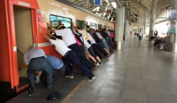 Đài Loan: Hơn 30 người đẩy toa tàu 45 tấn cứu cụ bà mắc kẹt tại đường ray gây xúc động mạnh