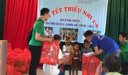 Clip bé trai ngủ gật trong ngày nhận quà từ thiện vì phải dậy từ 5h sáng để đi bộ đến nhà văn hoá khiến nhiều người rưng rưng