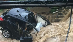 Lũ quét cuốn phăng ô tô, nhấn chìm thành phố ở Mỹ trong biển nước