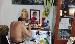 Có một tình yêu đậm sâu đằng sau cụ ông 86 tuổi ngày nào cũng ngồi ăn cơm bên di ảnh người vợ đã khuất