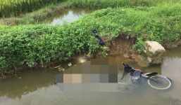 Đi thăm đồng, nữ trưởng thôn phát hiện thi thể nam thanh niên cạnh xe máy dưới mương