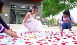 Bạn trai bảo chờ có nhà rồi mới cưới, cô nàng 'mót' lấy chồng lập tức mua nhà để cầu hôn