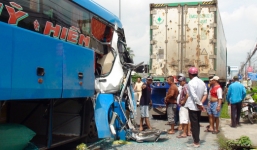 TNGT nghiêm trọng: Xe khách tông đuôi xe tải, 5 người nhập viện nguy cấp