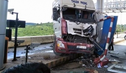 Xe đầu kéo tông đuôi xe khách, ủi nát trạm BOT