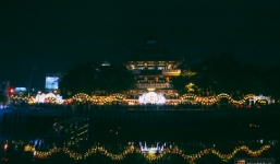 Hàng nghìn người Sài Gòn chen chân thả hoa đăng trên kênh Nhiêu Lộc mừng đại lễ Phật đản