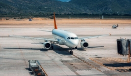 Ngã từ máy bay xuống sân bay, hành khách thiệt mạng