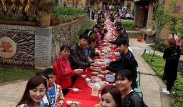 Hoa mắt chóng mặt với bữa tiệc ăn mừng gồm hơn 100 cặp sinh đôi tại Trung Quốc