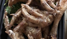 Đang cơn đói đêm, mẹ trẻ đặt mua chân gà chiên mắm, nào ngờ đụng ngay quả xương gà nguyên móng sợ hết hồn