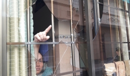 Nam thanh niên vô cớ ném vật cứng vào shop quần áo rồi chạy trốn, 1 cô gái bị thương