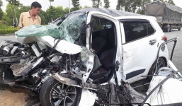 Ô tô vỡ nát khi đối đầu xe container, 3 người kẹt cứng bên trong