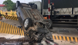 Hiện trường vụ lật xe ở trạm BOT Phú Thọ gây xôn xao